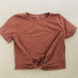 🤎Tan front knot crop to tee🤎